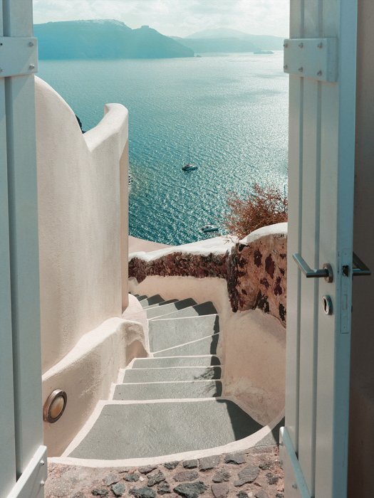 Die malerische griechische insel santorin und das blaue meer