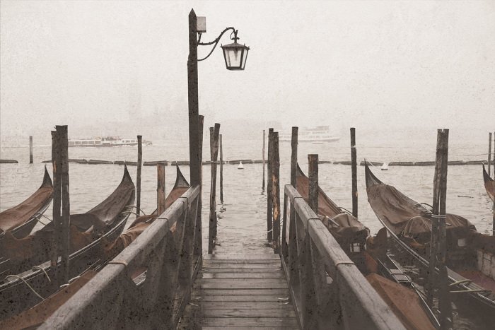 Romantischer blick auf venezianische gondeln auf dem kanal