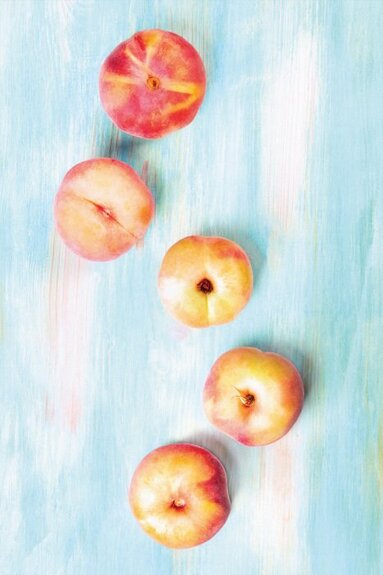 Saftige, reife pfirsiche auf dem tisch