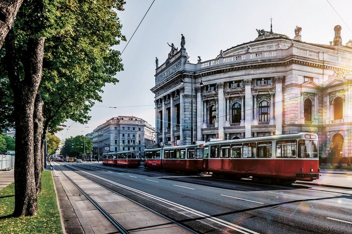 Morgendliche straßenbahnfahrt durch die stadt