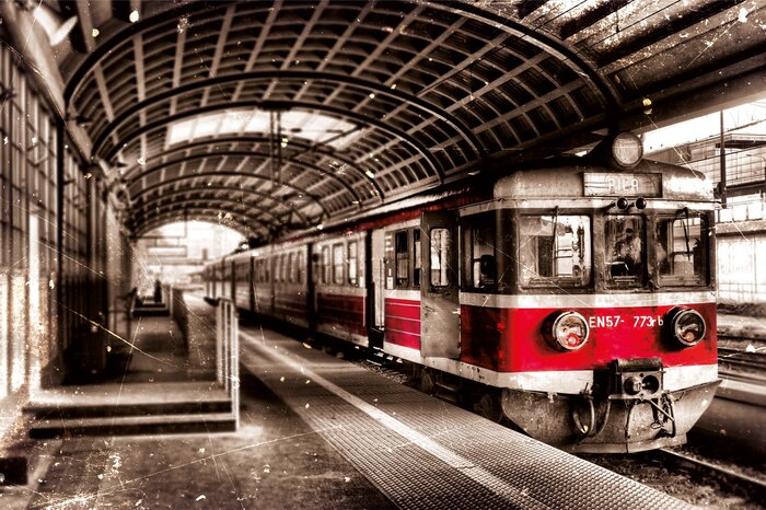 Roter zug am bahnhof