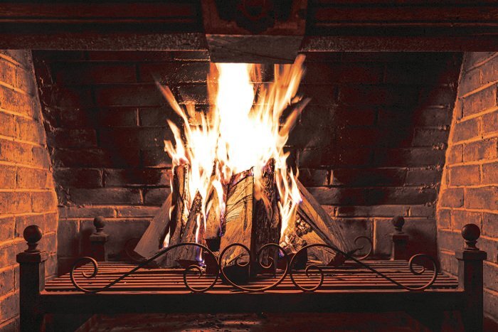 Ein loderndes feuer in einem traditionellen kamin