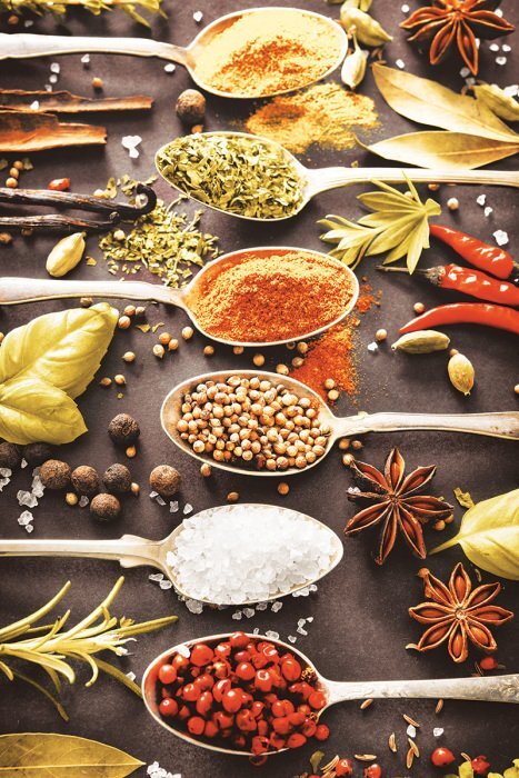 Eine farbenfrohe komposition aus gewürzen auf löffeln