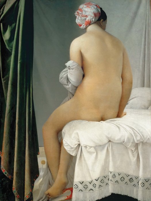 Eine frau, die morgens am vorhang in gedanken versunken ist.