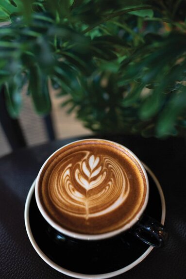 Künstlerische dekoration von kaffee mit milch in einer tasse