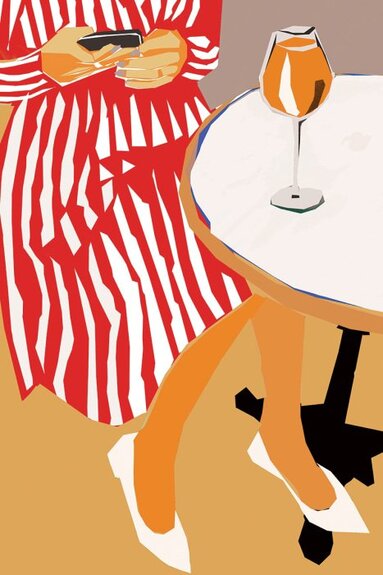 Elegante frau entspannt sich bei einem drink