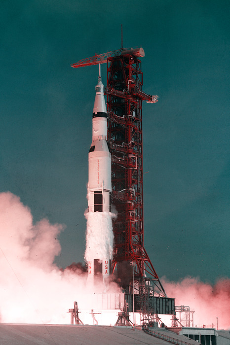 Raketenstart mit starker rauchentwicklung