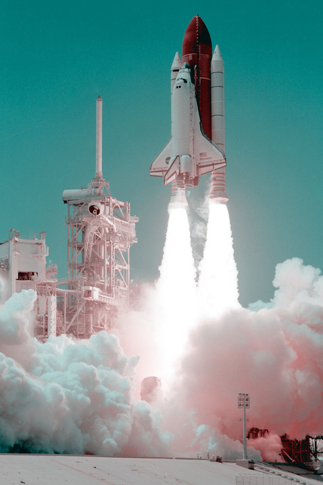 Space shuttle startet in einer rauchwolke