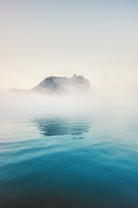 Eine minimalistische landschaft eines sees im nebel
