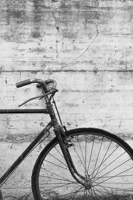 Minimalistisches fahrrad in schwarz und weiß