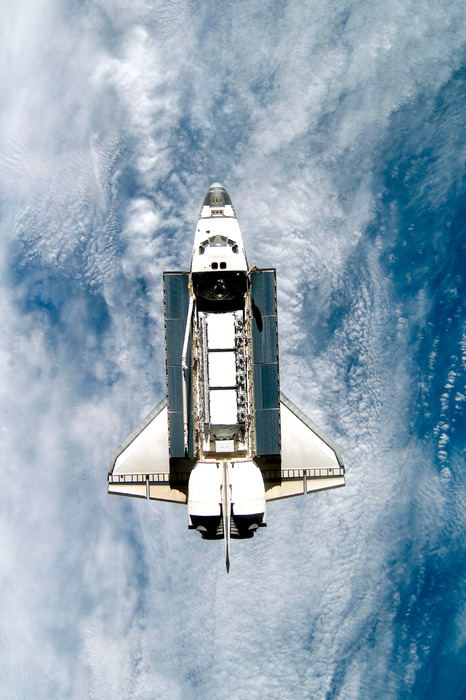 Ein raumschiff über den wolken