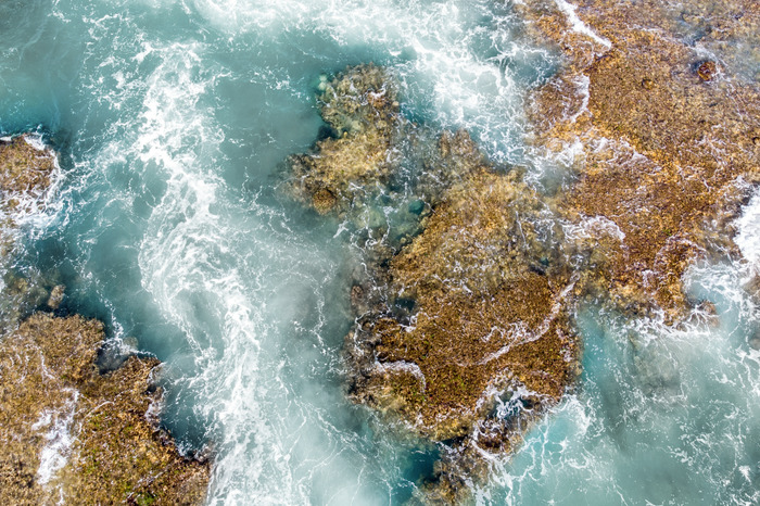 Türkisfarbenes wasser über den steinen
