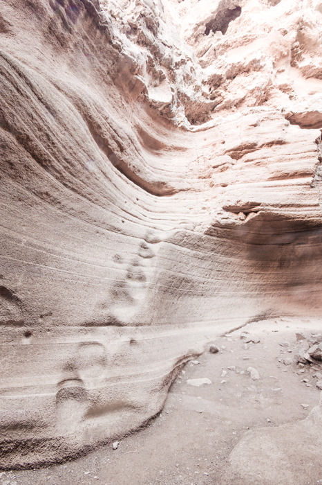 Eine minimalistische aufnahme einer sandigen straße