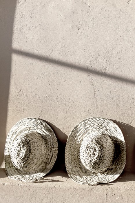 Eine szene mit strandhüten in beigetönen