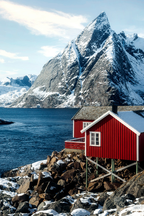 Ein historisches haus an einer felsigen küste