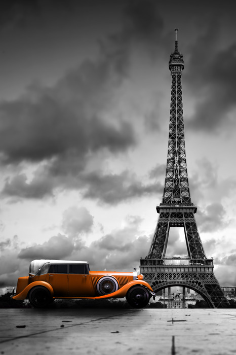 Paris im regen mit einem oldtimer