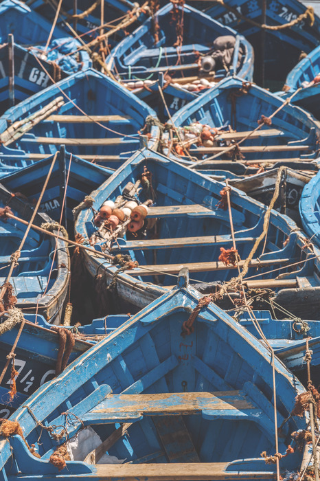 Bunte boote auf dem wasser aus der vogelperspektive