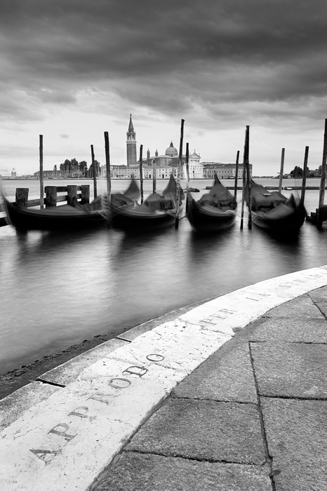 Venedig in schwarz-weiß mit traditionellen gondeln