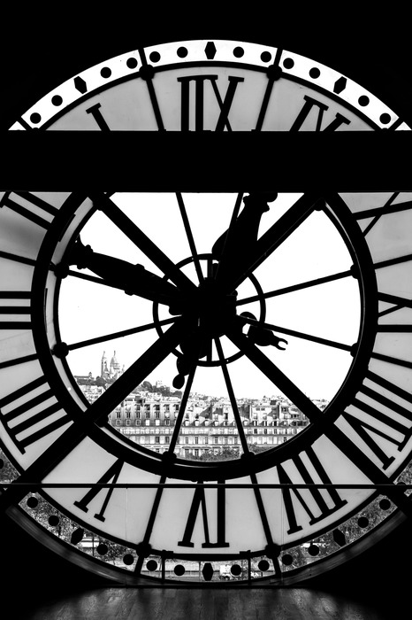 Pariser gebäude im takt einer uhr