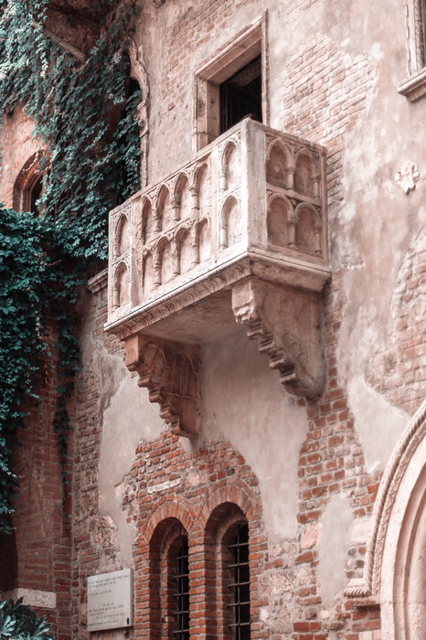 Alte mauern mit einem hellen balkon