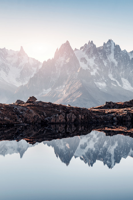 Hohe, schneebedeckte berge im morgenlicht