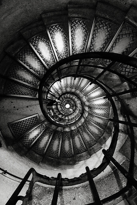 Monochromatische wendeltreppe