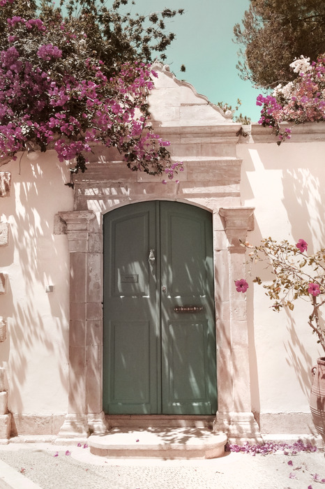 Pastellfarbene türen mit blühenden pflanzen