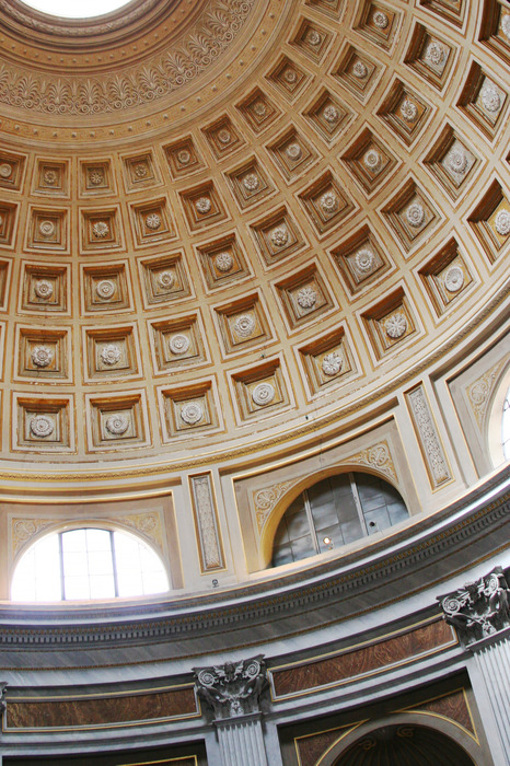 Monumentales interieur mit einer dekorativen kuppel