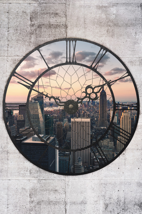 Die stadt in der abenddämmerung im bildausschnitt der uhr