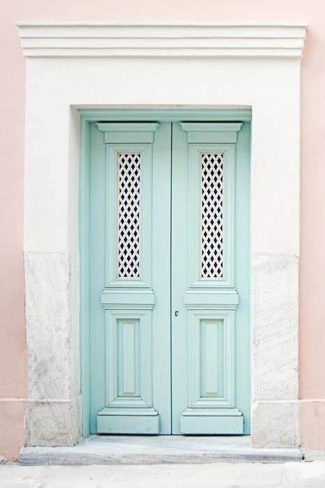 Elegante türen in einem mintton