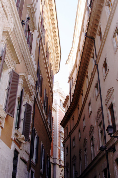 Die gasse zwischen den gebäuden