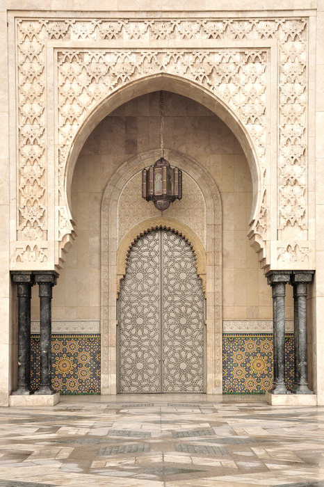 Symmetrische türen im marokkanischen stil