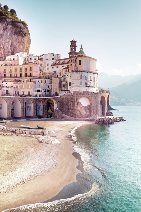 Eine sonnige klippe mit italienischer architektur