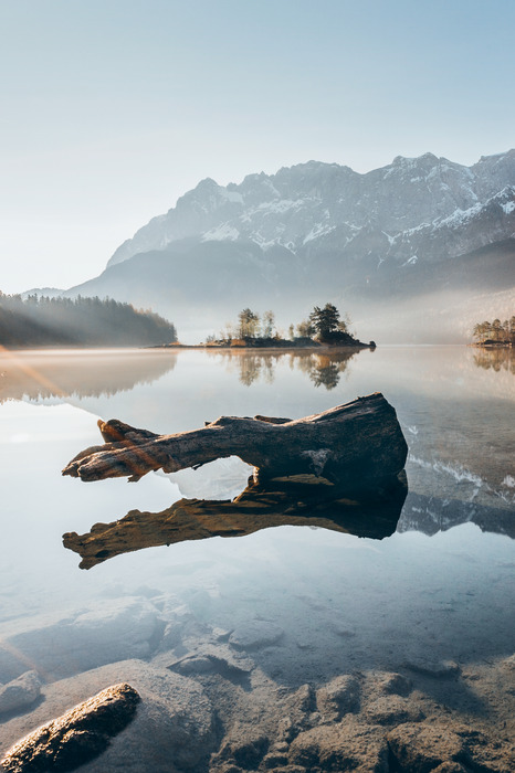 Nebel über der oberfläche der morgendlichen berglandschaft