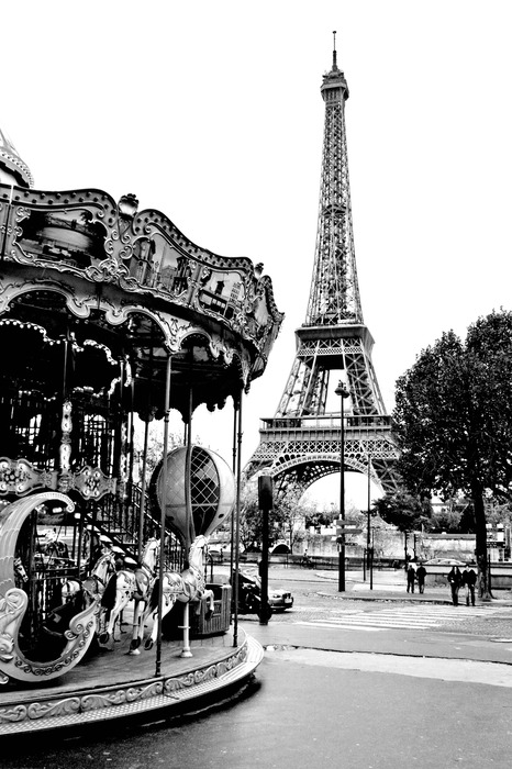Romantisches paris mit karussell und turm