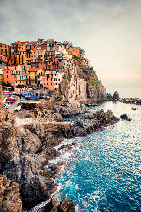 Malerische häuser an der felsigen küste