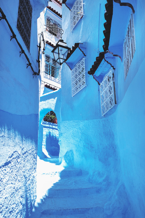 Eine schmale blaue straße mit fenstern