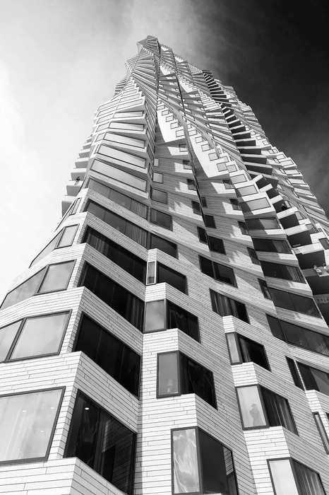 Die fassade eines modernen wolkenkratzers