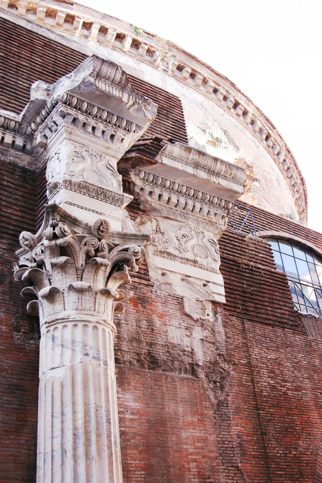Monumentale säulen mit skulpturen
