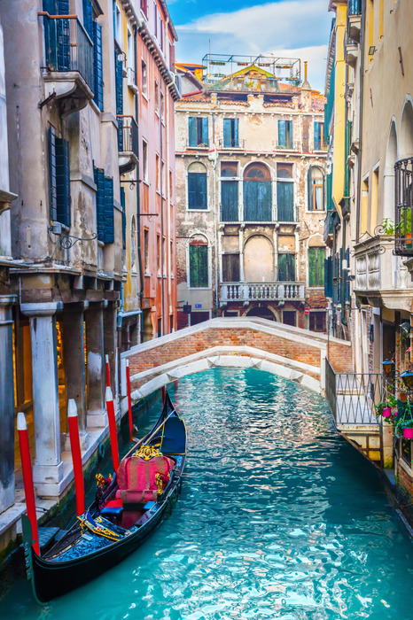 Ein sonniger tag an einem kanal in venedig