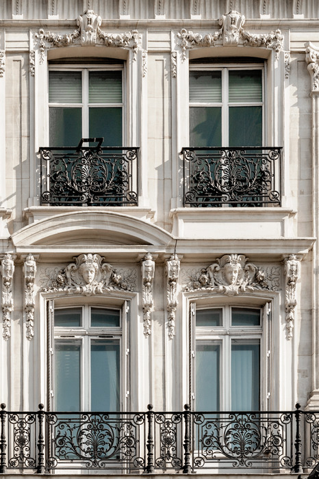Fenster mit dekorativem stuck