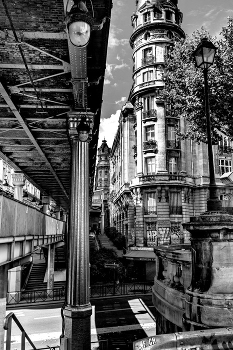 Eine stadt mit einer perspektive unter dem viadukt