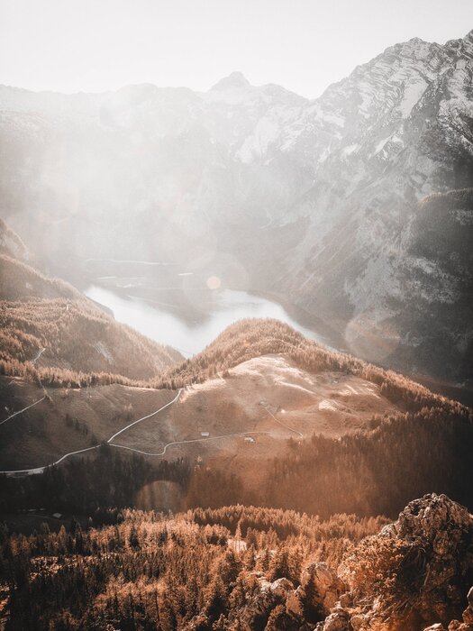Gebirgslandschaft im morgennebel