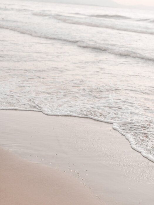 Ruhige wellen an einem sandstrand meereslandschaft