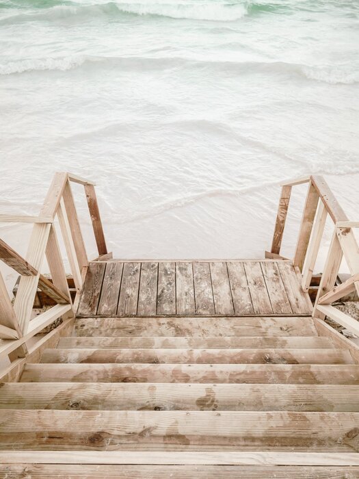 Holztreppe zum meer und sandiger strand