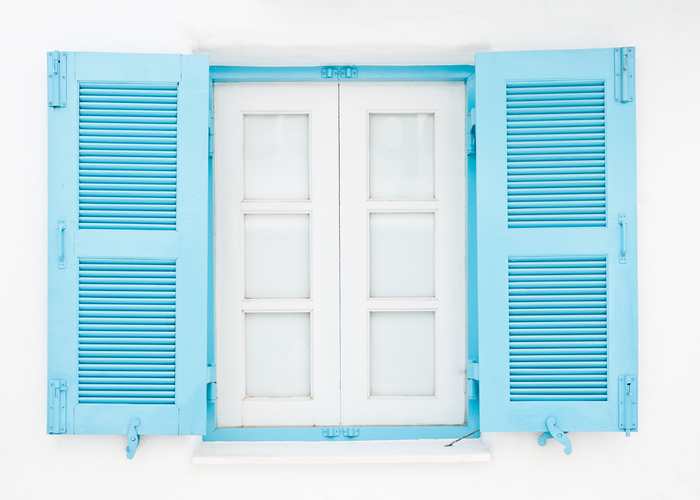 Fototapete Blaues fenster auf weißer wand