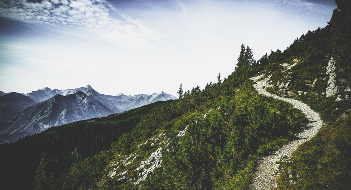 Poster Berge in den Wolken und der Weg