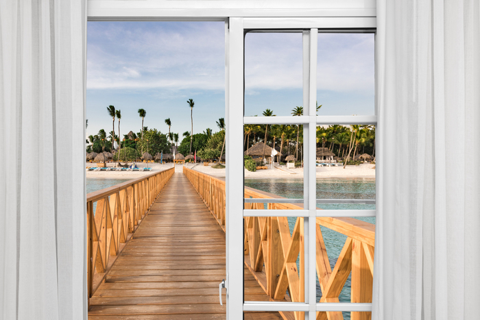 Fototapete Holzbrücke zum strand