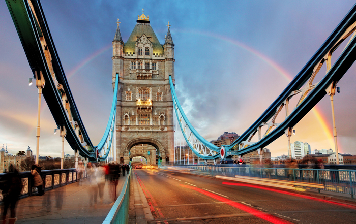 Poster Die Tower Bridge in London mit einem Regenbogen im Hintergrund