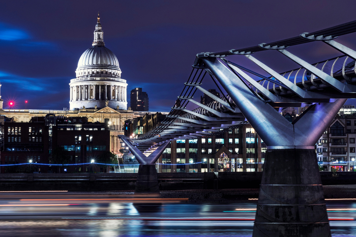 Poster London mit Millennium Bridge bei Nacht